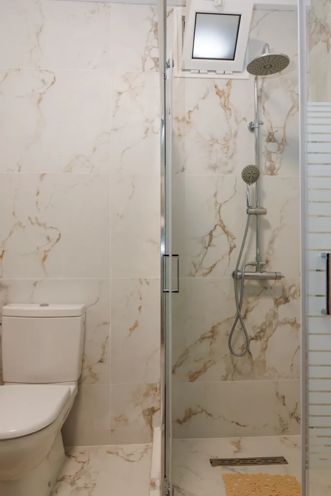 Άνετο και μοντέρνο μπάνιο